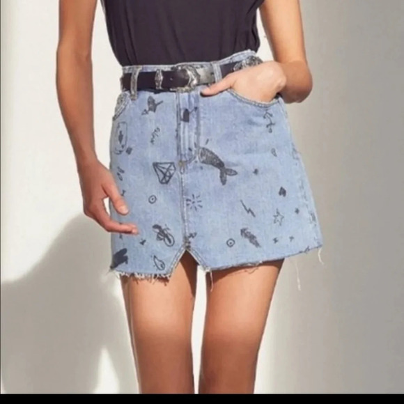 BDG Urban Outfitters Notched Graffiti Denim Mini Skirt Sz M - Picture 1 of 14